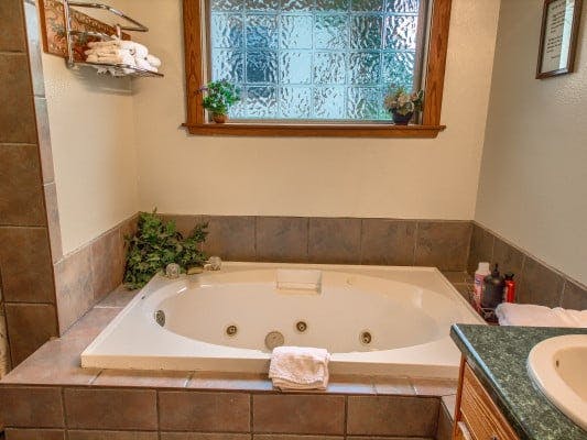 Fredericksburg 33 Pet friendly log cabins with hot tubs