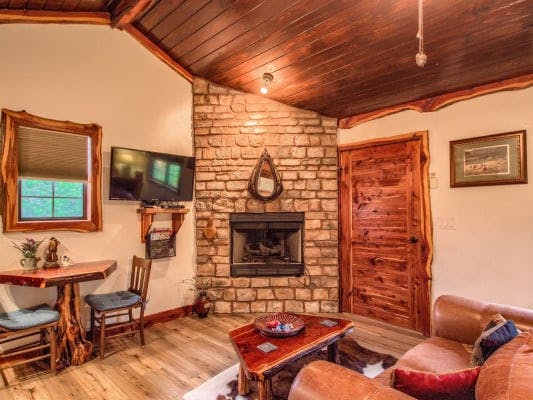 Fredericksburg 4 romantic cabin with fireplace rental