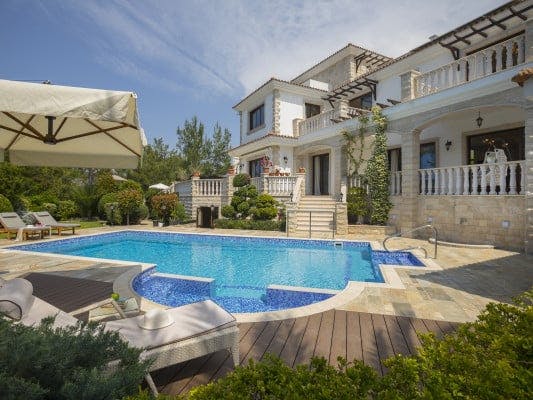 Evangelia villa for large groups with pool