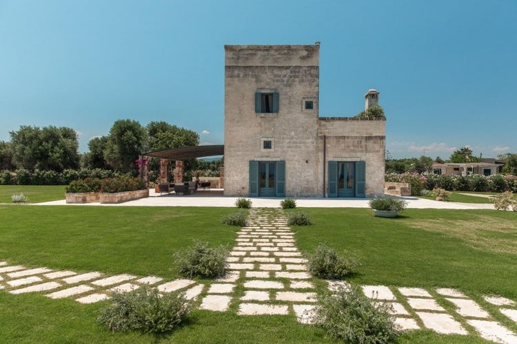 villa with stone pathway leading to front door