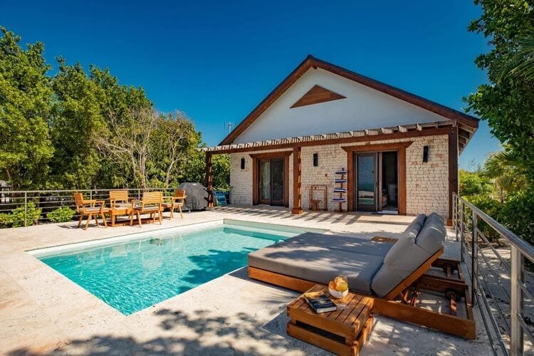 villa with patio containing pool and sun bed