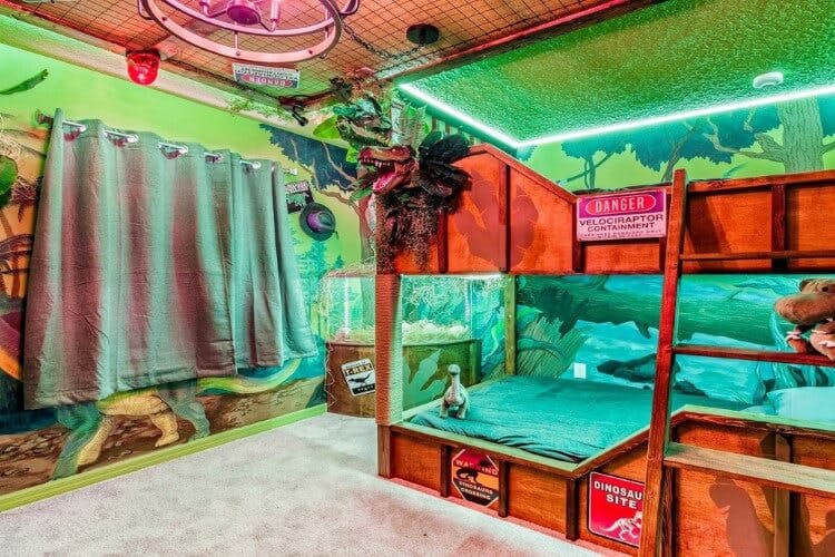 Windsor Island Resort 96 dinosaur-themed bedroom