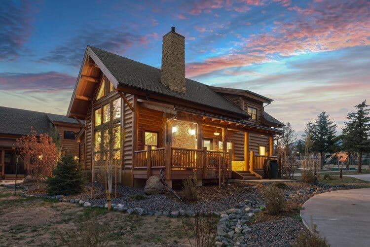 Este Park 8 cabin rental in Colorado; a traditional mountain cabin with a porch