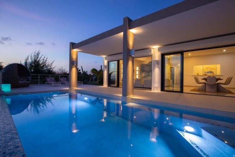 Alma rental - image showing the villa's private pool and into the living room of the home