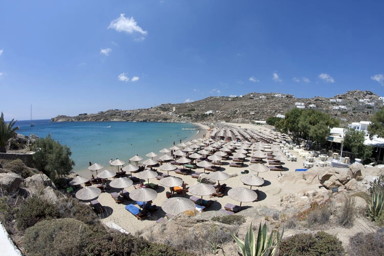 Super Paradise BEach in Mykonos with white sand and umberllas