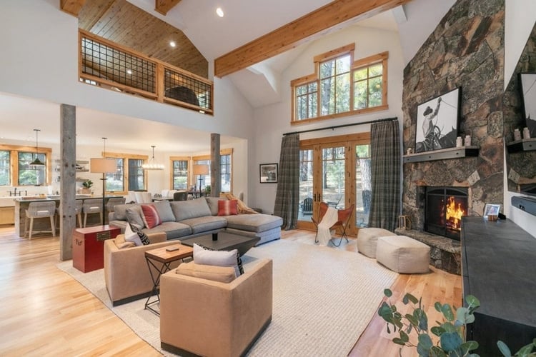 This Lake Tahoe cabin offers a hot tub and fireplace - ideal for romantic holidays!