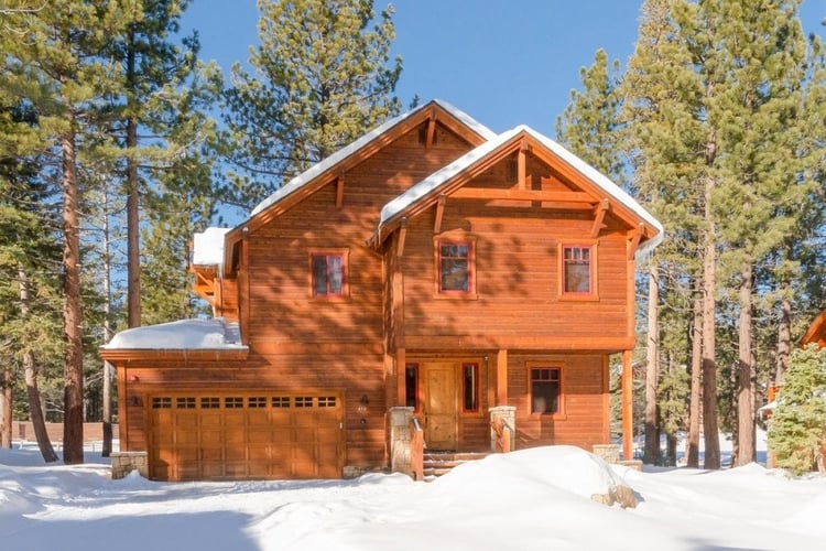 Mammoth Lakes 2 offers a cozy cabin rental in Mammoth Mountain ski resort