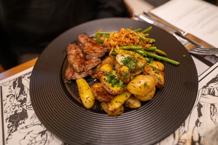 Plate of potato wedges, green beans and steak