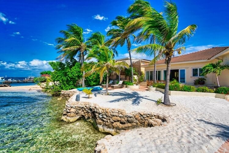 Soak up this beachfront Aruba villa!