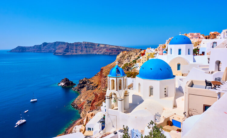 The best time to visit Greece and its Islands depends on whether you enjoy the beaches and crowds or prefer the serene hiking trails and sightseeing spots.