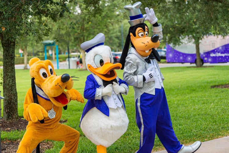 Costumed characters of Goofy, Donald Duck and Pluto in Disney World - The best places to visit in August. Encore Resort for kids and family vacation. Encore Resort shuttle service