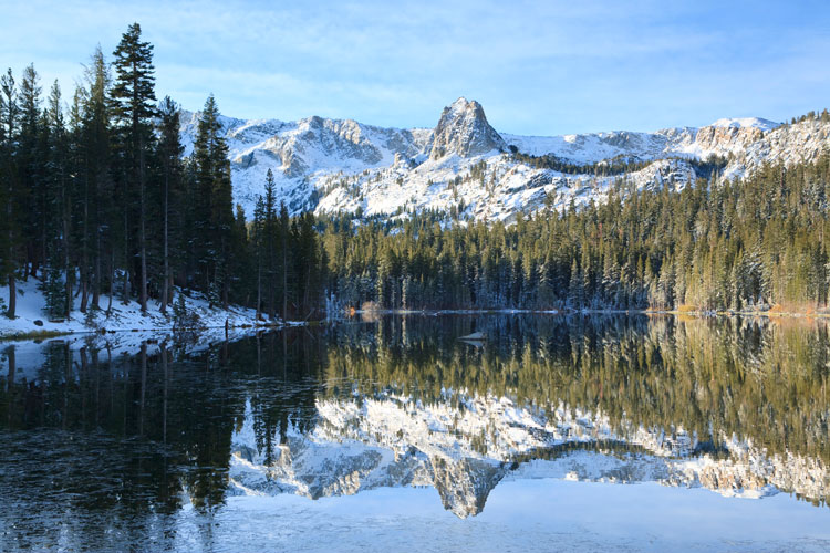 The best places to visit in November - snowy mountains and lake in Mammoth Lakes
